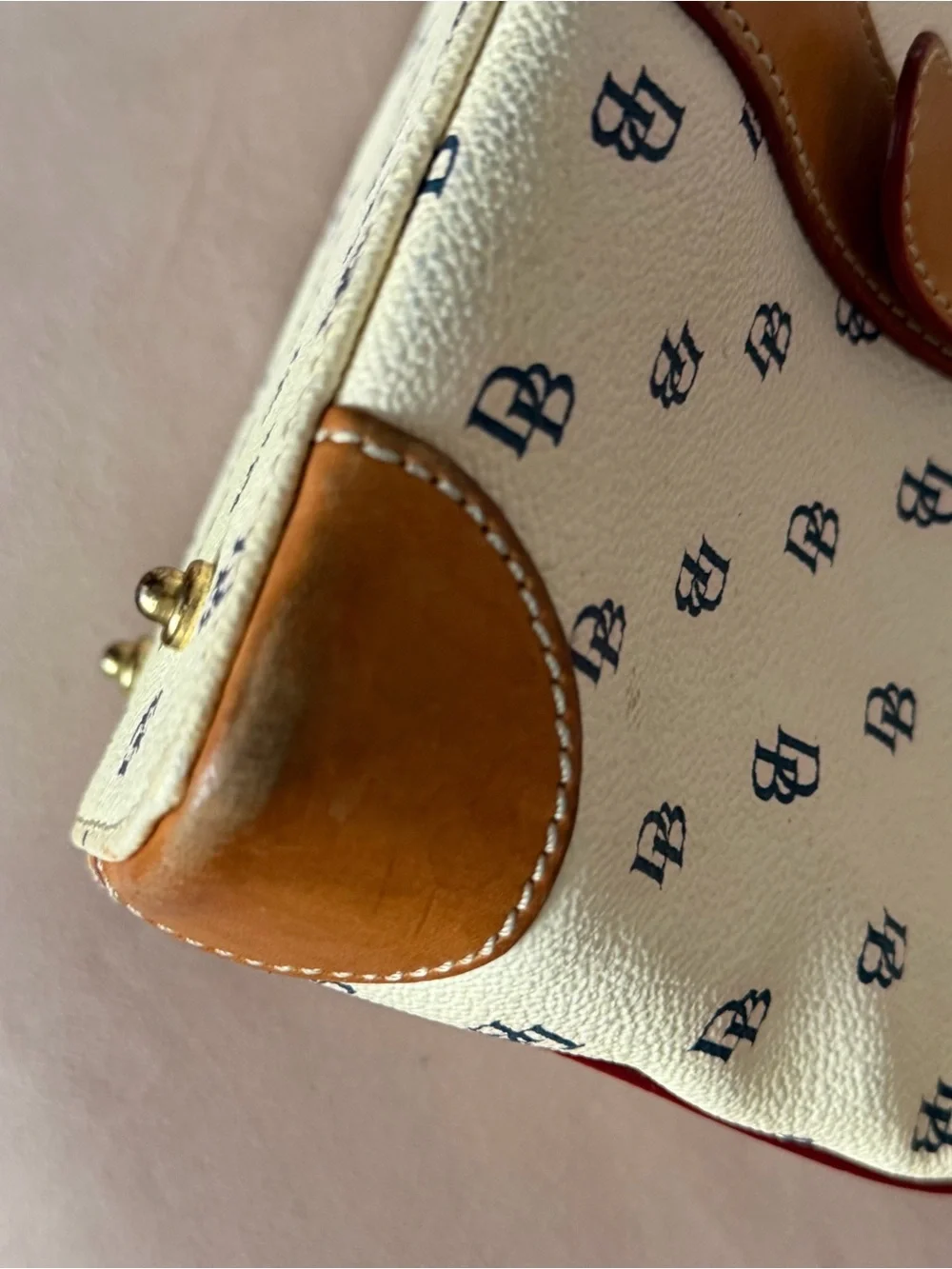 Dooney & Bourke clean interior✨